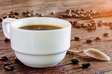 Kahve fincanı ahşap masada 