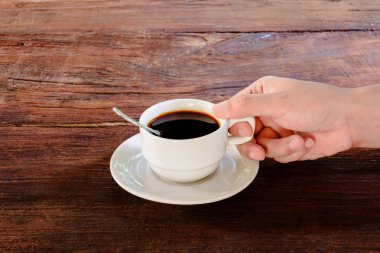 Kahve fincanı ahşap masada 