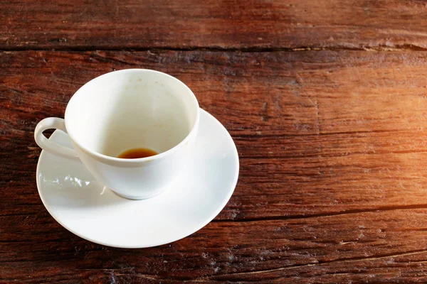 Kubek kawy pusty na stary stół z drewna — Zdjęcie stockowe