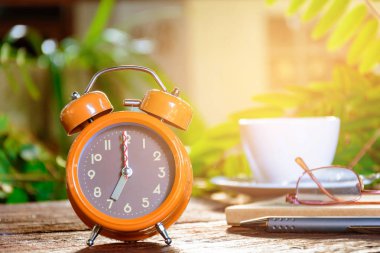 Kahve Kupası saat ve haber kağıt üzerinde eski ahşap masa