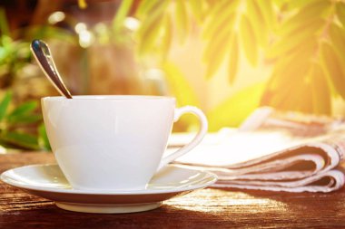 Kahve Kupası saat ve haber kağıt üzerinde eski ahşap masa