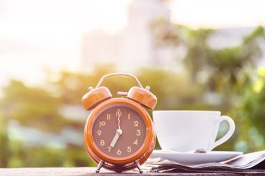 Kahve Kupası saat ve haber kağıt üzerinde eski ahşap masa