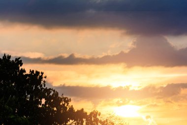 Akşam gökyüzü güneş sonbahar günbatımı siluet 