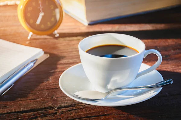 Tasse à café et livre sur une vieille table en bois — Photo