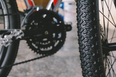 yakın çekim bisiklet tekerleği ve bisiklet plaka