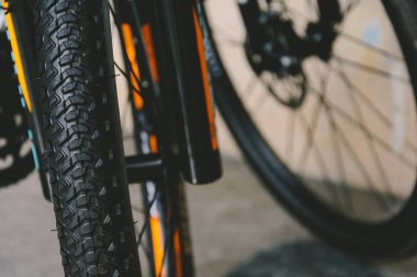 yakın çekim bisiklet tekerleği ve bisiklet plaka