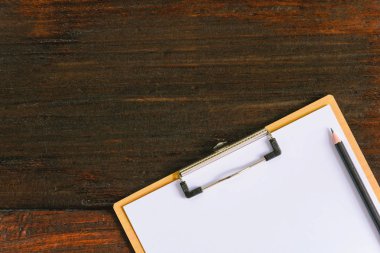 Pano ve kalem eski ahşap masa üzerinde