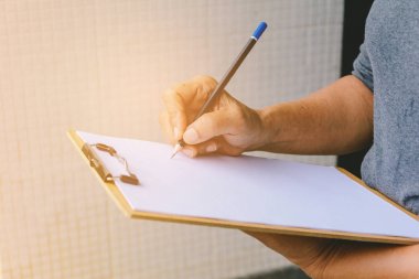 İnsanlar üzerinde bir mesaj yazıyoruz panosuna kağıt