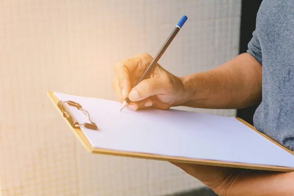People are writing a message on it paper on clipboard — Stock Photo, Image