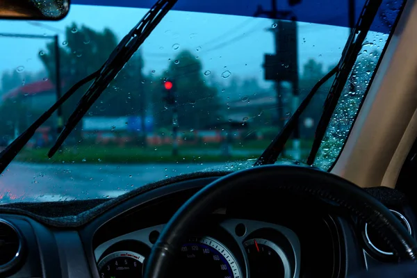 Jazda deszcz i czeka na sygnał ruchu — Zdjęcie stockowe