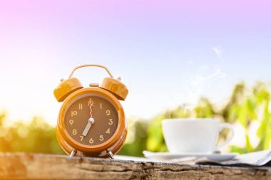 Kahve Kupası saat ve haber kağıt üzerinde eski ahşap masa