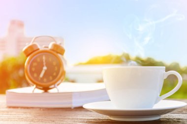 Kahve Kupası saat ve haber kağıt üzerinde eski ahşap masa