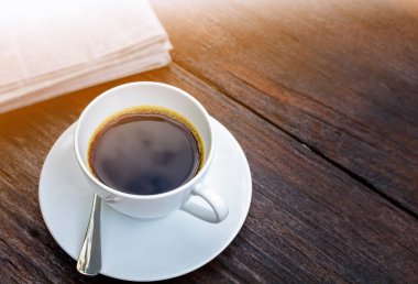 Kahve Kupası saat ve haber kağıt üzerinde eski ahşap masa doğa backg