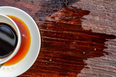 Baharatlı kahve saati ve haber kağıt eski ahşap masa doğa üzerinde bac