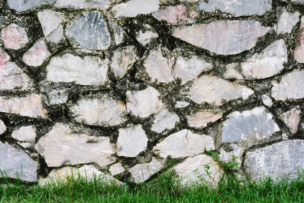 Oude muur rock en de gras textuur — Stockfoto