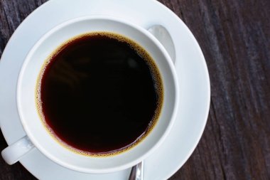 Kahve Kupası saat eski ahşap masa doğa arka plan üzerinde kapatın