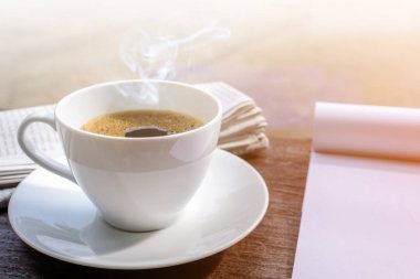 Kahve Kupası saat ve haber kağıt üzerinde eski ahşap masa doğa backg