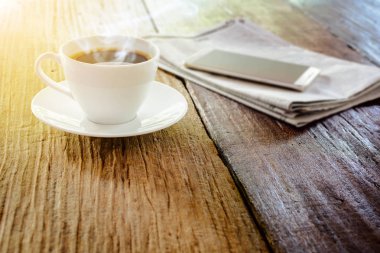 Kahve Kupası saat ve çalışma masasında