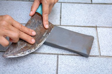 Bıçak Bileyici kaya ile el kadar yakın