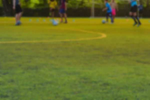 Дети играют в футбол на тренировочном поле — стоковое фото
