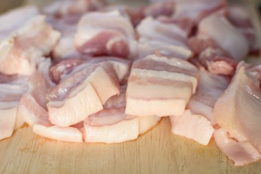 Bir kesme tahtası ahşap masa arka plan üzerinde çiğ domuz eti