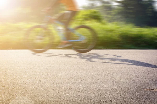 Fietsen op straat in de ochtend — Stockfoto