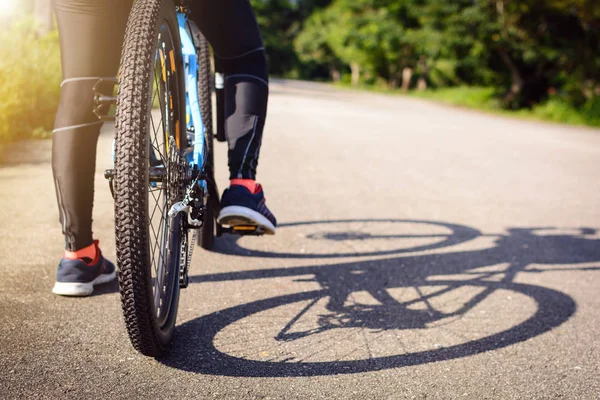 Fietsen op straat in de ochtend — Stockfoto