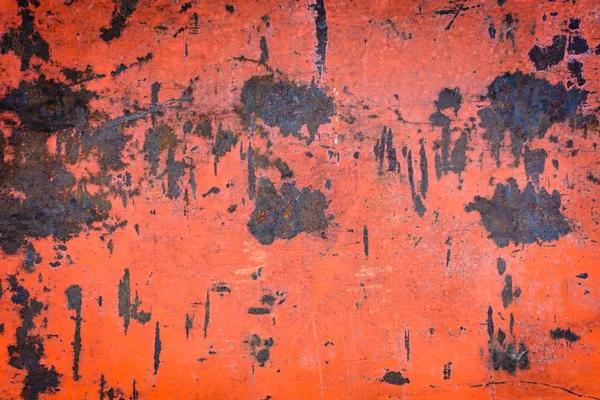 Старая красная стена имеет ржавчину и пятна на заднем плане — стоковое фото