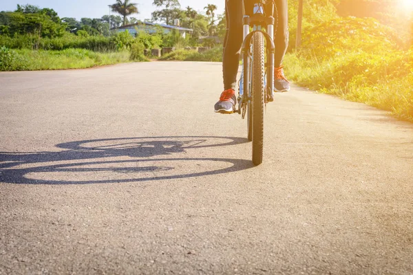 Fietsen op straat in de ochtend — Stockfoto