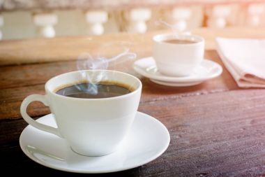Kahve Kupası saat ve haber kağıt üzerinde eski ahşap masa doğa backg