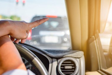 Yol çelme takmak ve trafik güvenliği için sürüş