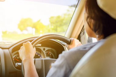 Yol çelme takmak ve trafik güvenliği için sürüş