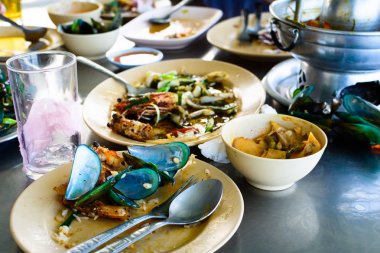 Deniz ürünleri artıkları bir plaka üzerinde 