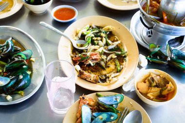 Deniz ürünleri artıkları bir plaka üzerinde 