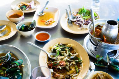 Deniz ürünleri artıkları bir plaka üzerinde 