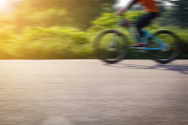 Fietsen op straat in de ochtend — Stockfoto