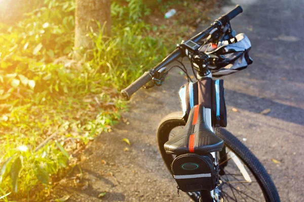 Fiets helm en fiets op straat — Stockfoto