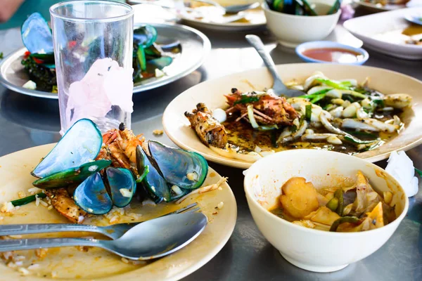 Deniz ürünleri artıkları bir plaka üzerinde 