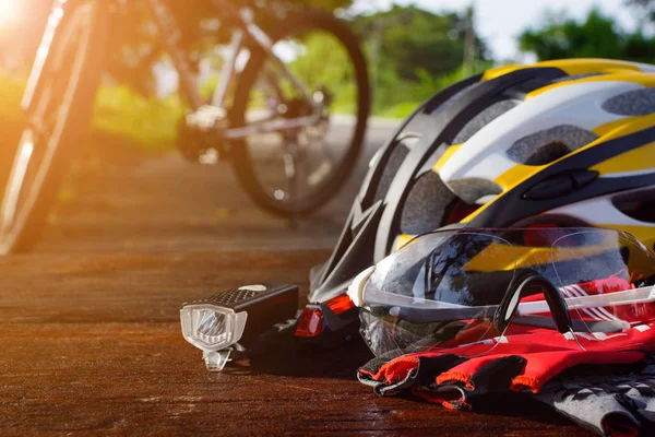 Fahrradausrüstung auf ein oberes Holz stellen — Stockfoto