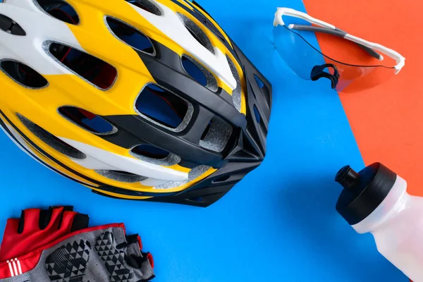 mavi ve turuncu kağıt arka plan üzerinde bisiklet ekipman ayarla 