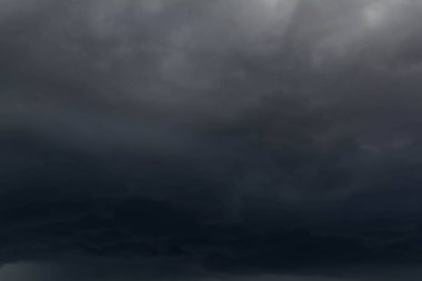 Siyah bulutlar yağmur önce ile karanlık gökyüzü 