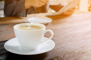 Kahve Kupası saat ve haber kağıt üzerinde eski ahşap masa doğa backg