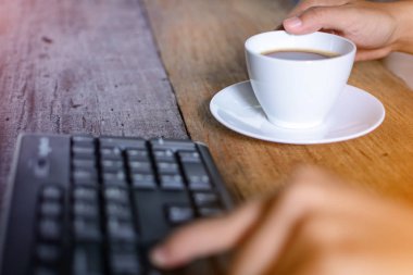 Kahve Kupası saat ve çalışma masasında