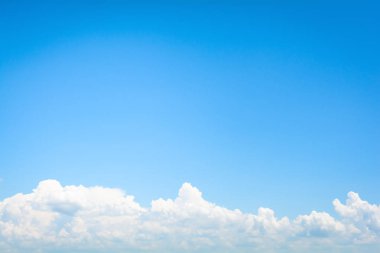 Açık mavi gökyüzü ve beyaz bulutlar 