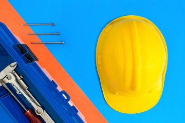 Sarı kask ve İnşaat malzemeleri kağıt mavi bir