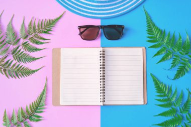 Mavi şapka ve güneş gözlüğü renkli kağıt üzerinde