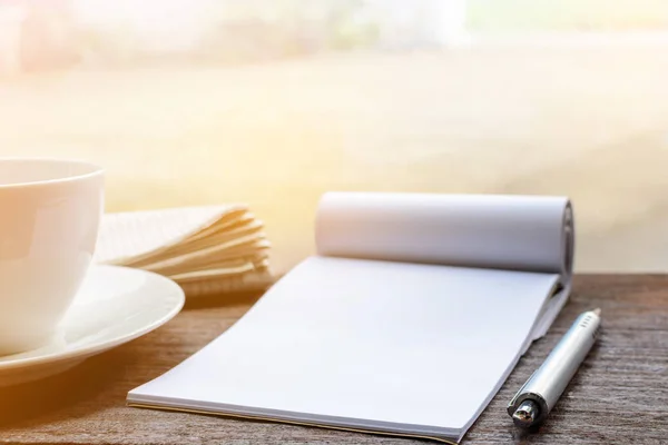 Kaffeetassenuhr und Zeitungspapier auf altem Holztisch — Stockfoto