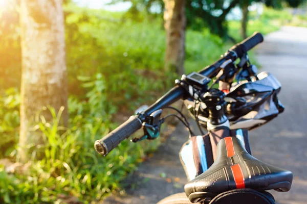 Fiets helm en fiets op straat — Stockfoto