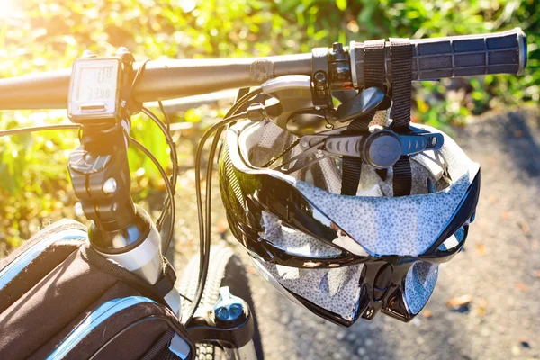 Fiets helm en fiets op straat — Stockfoto
