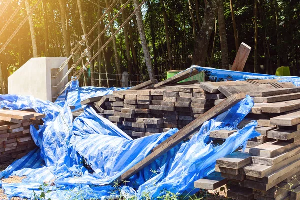 Impilare tavole spesse per la costruzione di ponti con legno duro all'aperto — Foto Stock